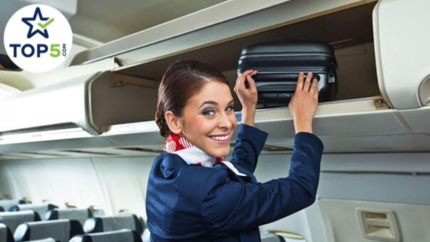 Стюардесса в самолете