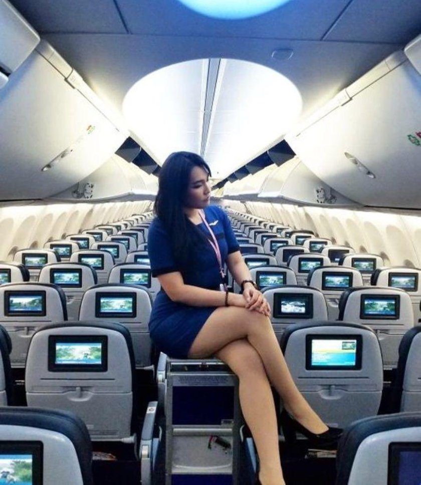 Стюардесса в самолете