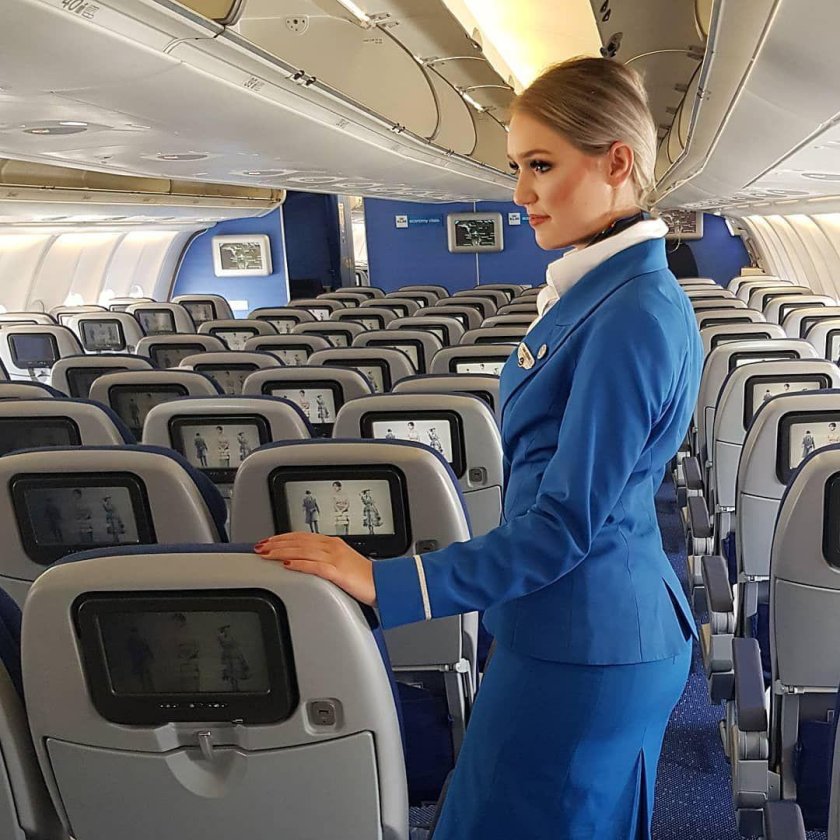 Стюардесса в самолете