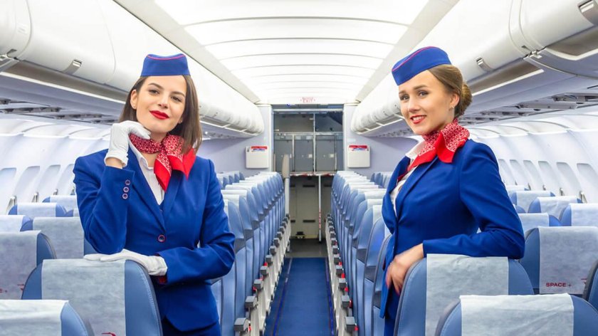 Стюардесса в салоне