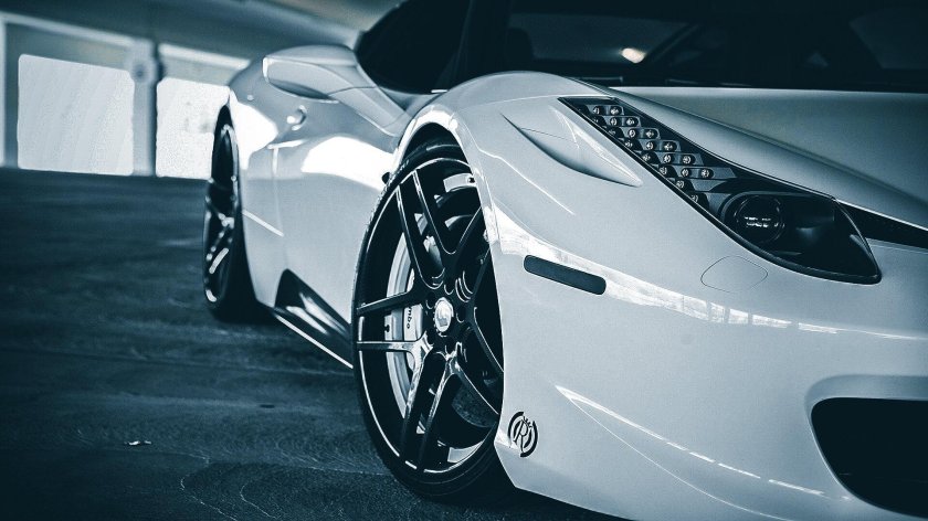 Красивое авто на темном фоне