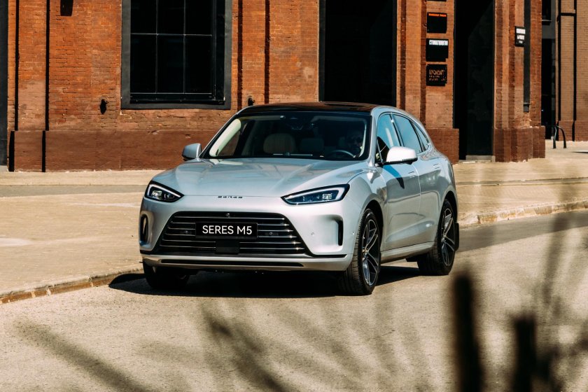 Автомобиль seres