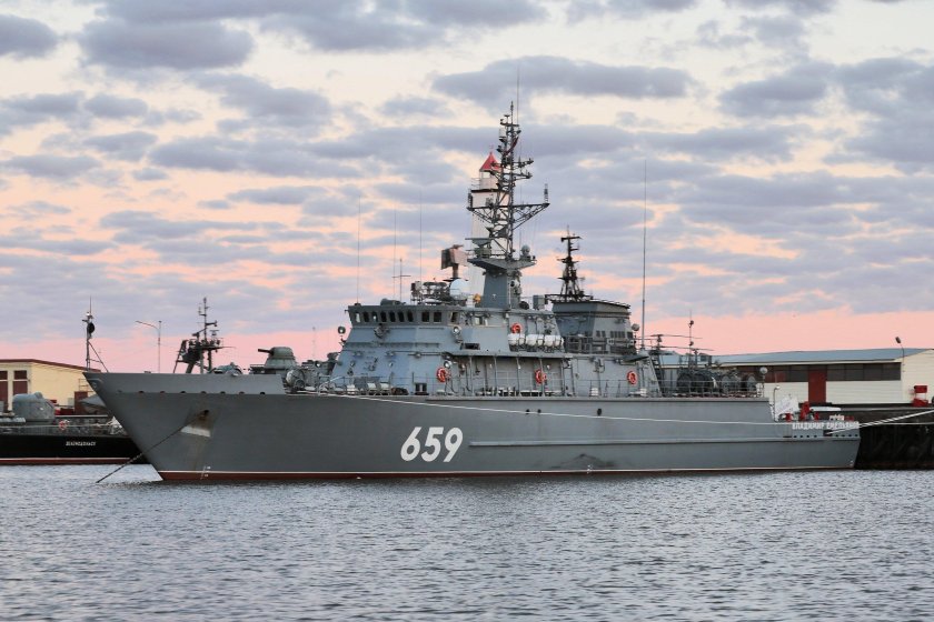 Морской тральщик Владимир Емельянов