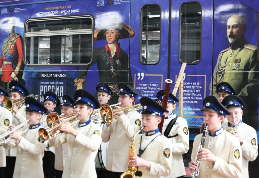 Поезд метро Россия моя история