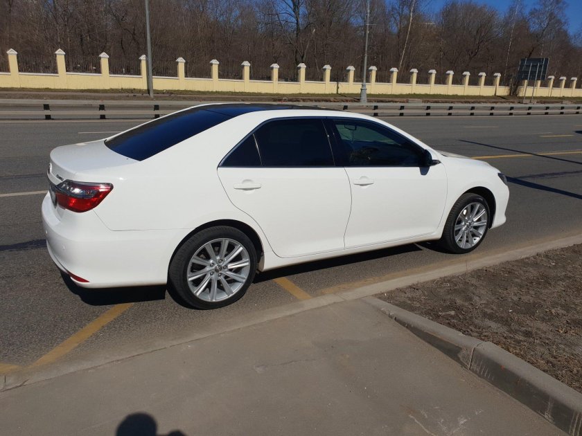 Белая Камри 50 с черной крышей