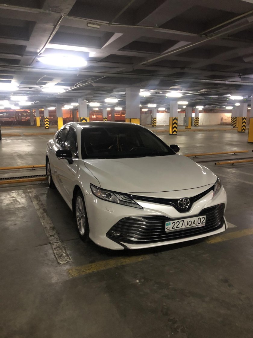 Тойота Камри 70 с черной крышей