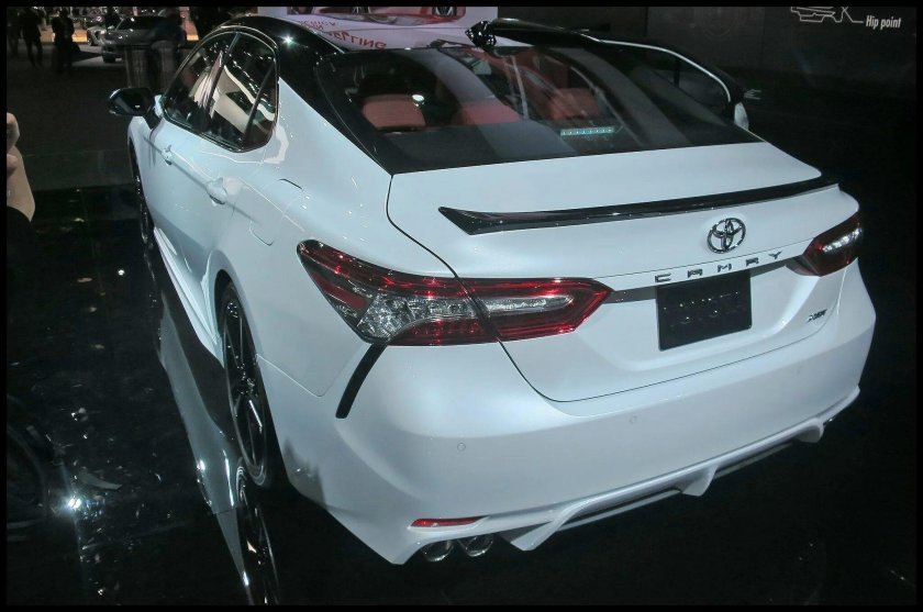 Тойота Камри 70 белая с черной крышей