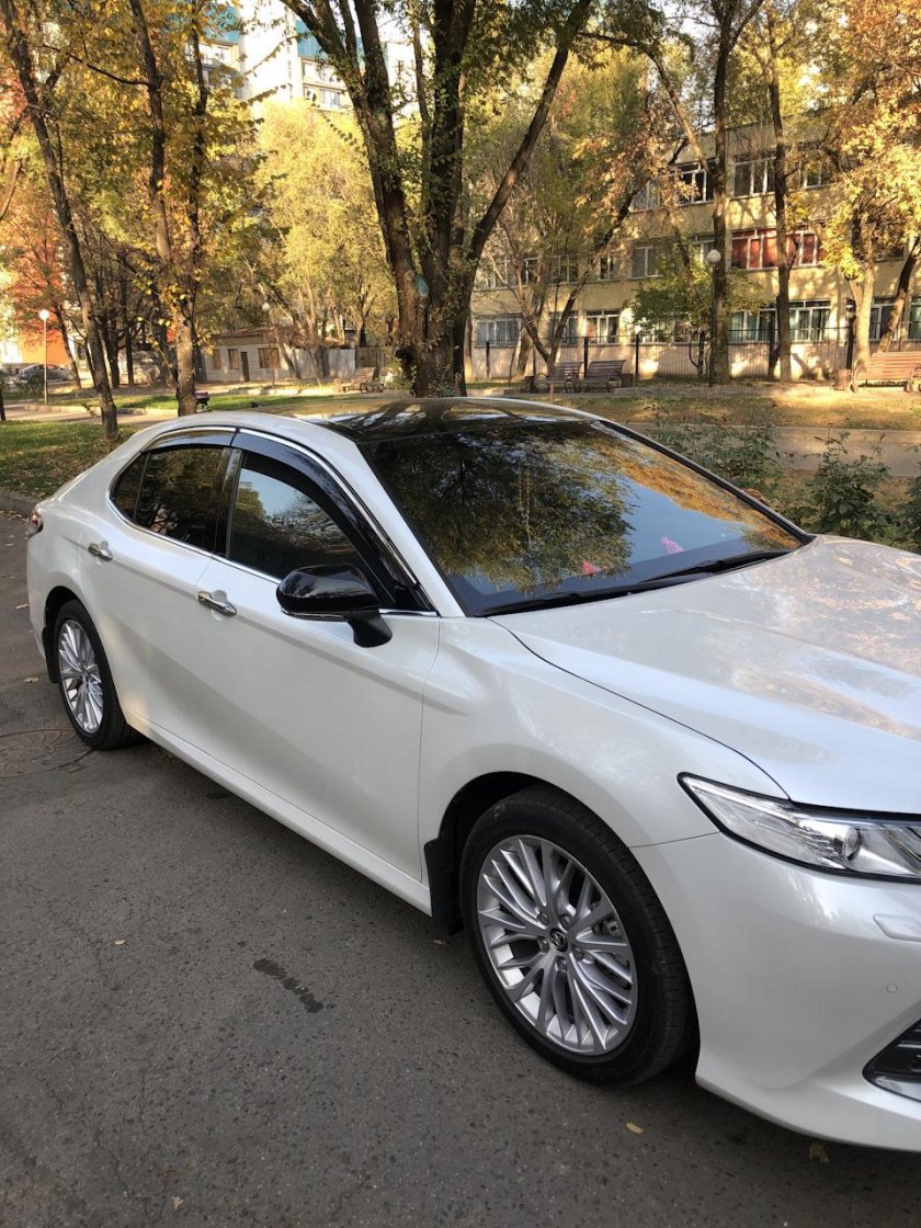 Камри 70 белая с черной крышей