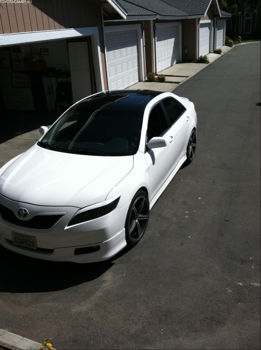Белая Камри 40 с черной крышей
