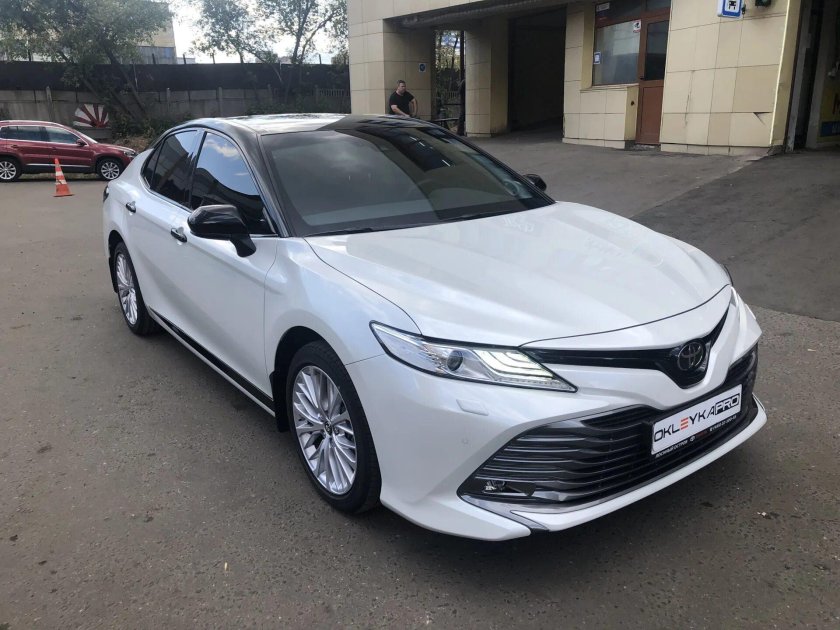 Камри 70 белая с черной крышей