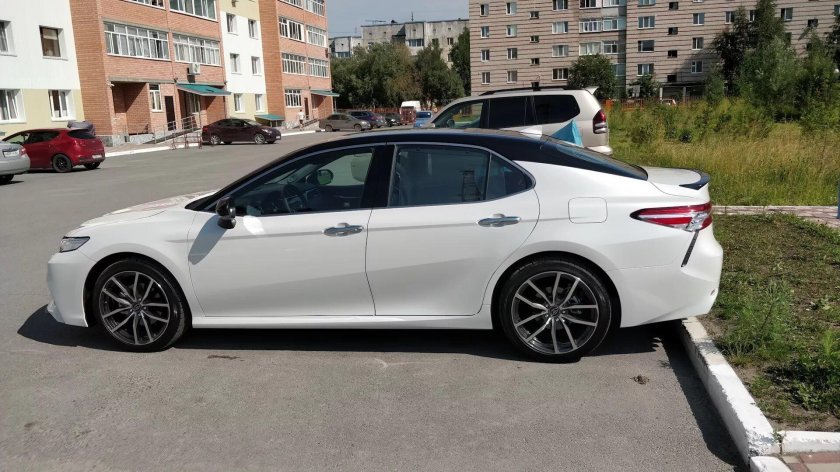 Тойота Камри 70 белая с черной крышей