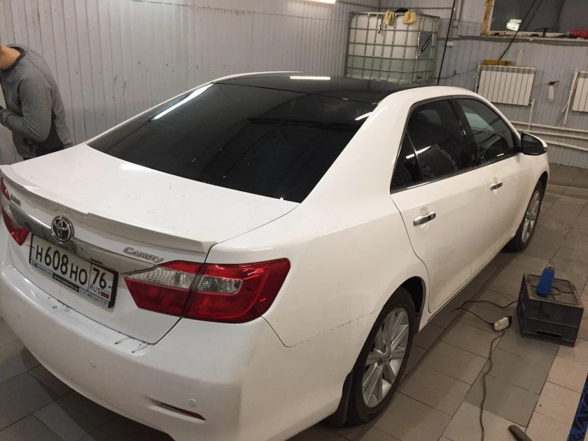 Тойота Камри 55 белая с черной крышей