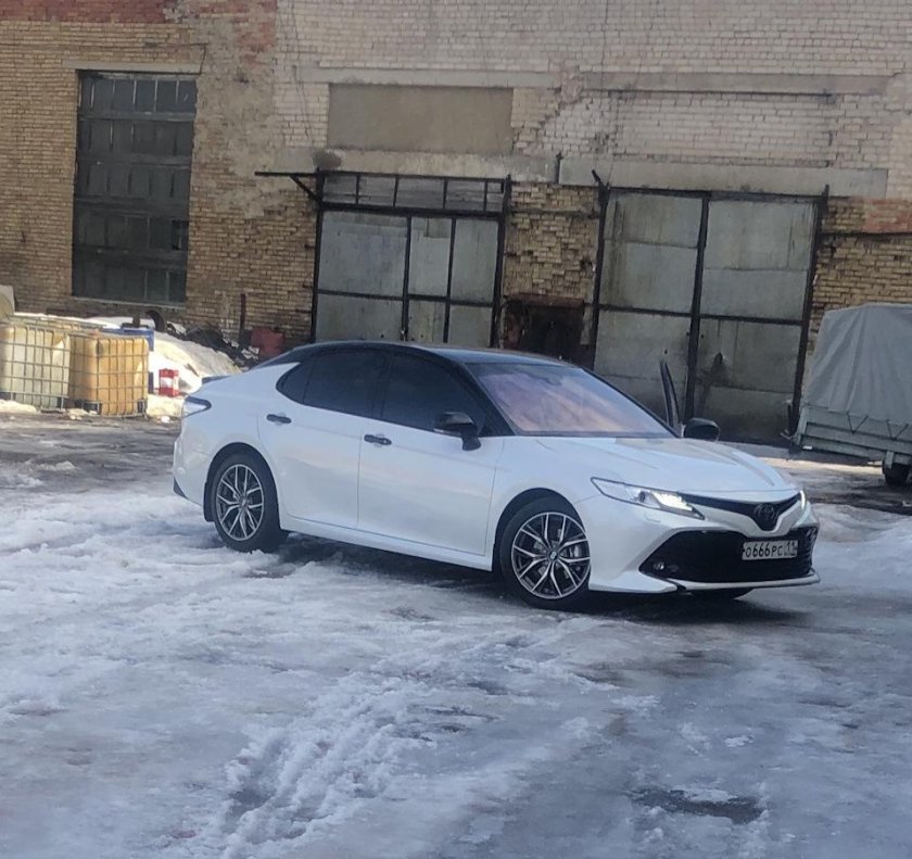 Тойота Камри 3.5 белая с черной крышей