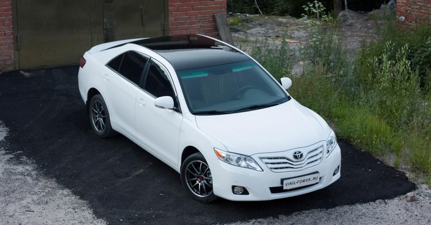 Тойота Камри 40 серебристая с черной крышей