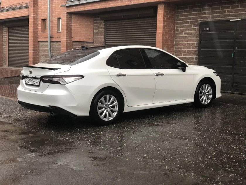 Тойота Камри 70 белый перламутр