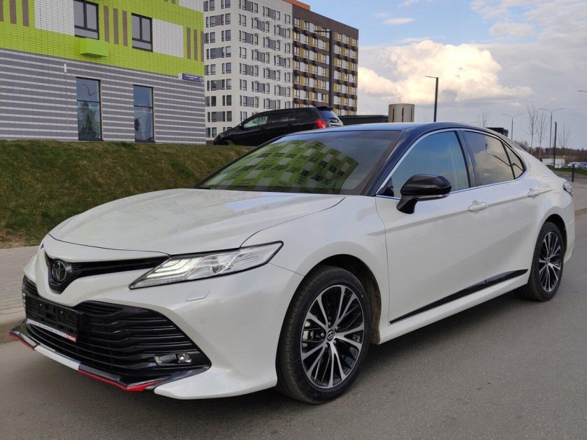 Toyota Camry 70 белый 2.5