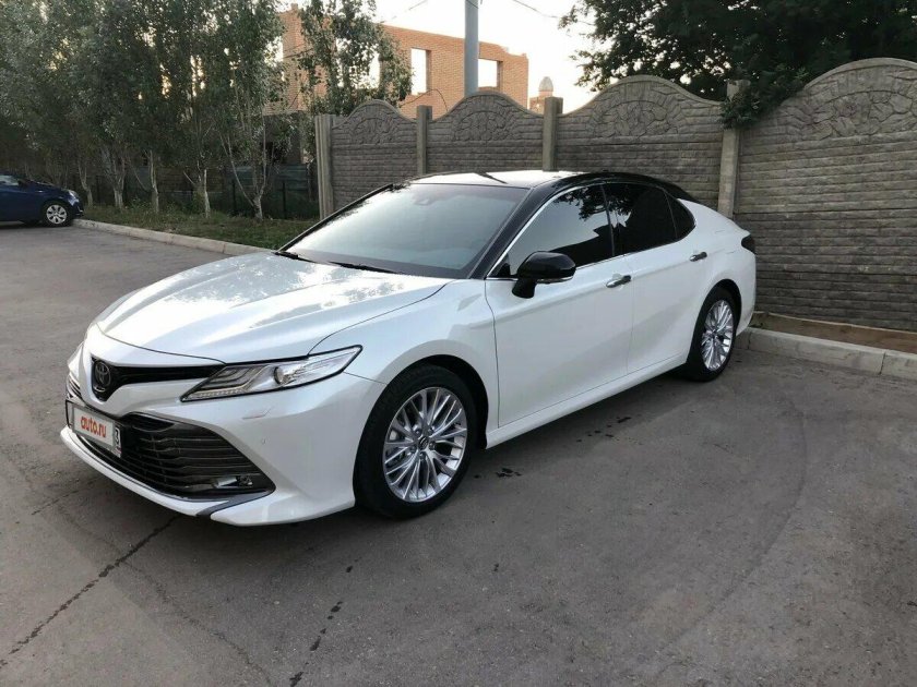 Тойота Камри 70 белая с черной крышей