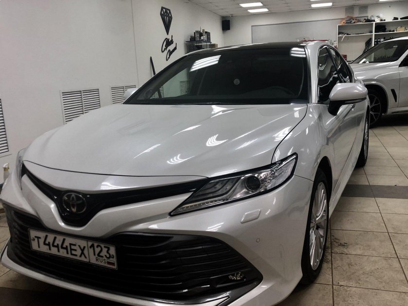 Тойота камри 70 белая с черной крышей