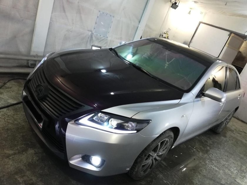 Тойота Камри 40 серебристая с черной крышей