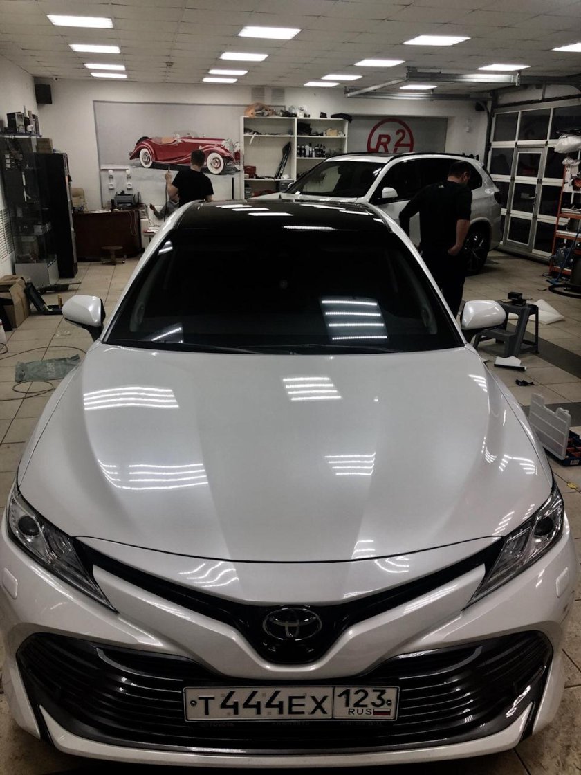 Камри 70 белая с черной крышей