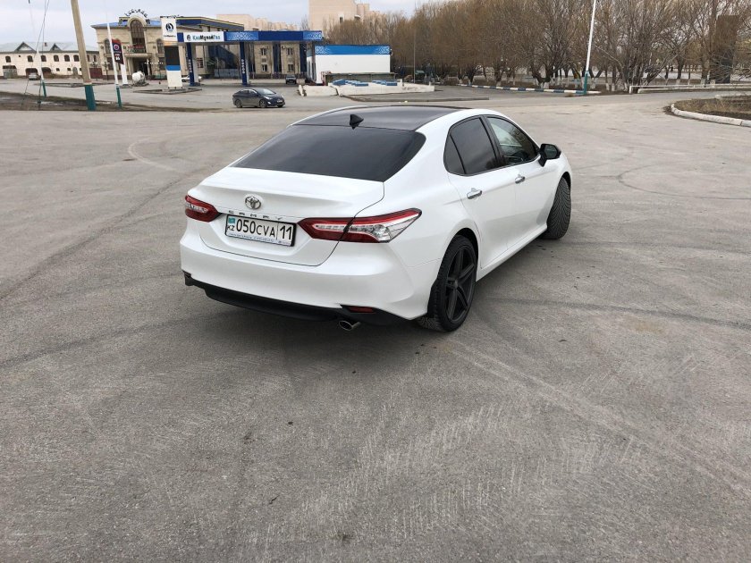 Камри 70 белая с черной крышей