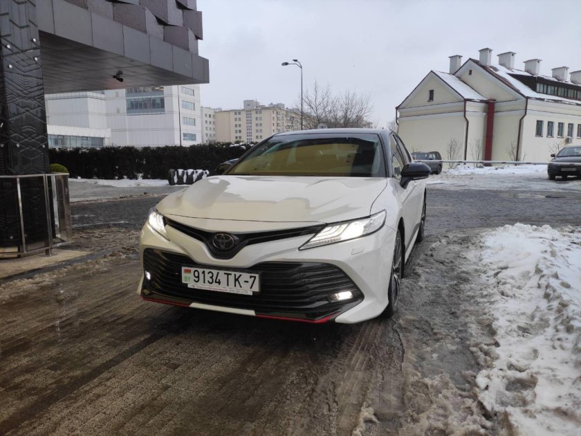 Тойота Камри 2021 белая