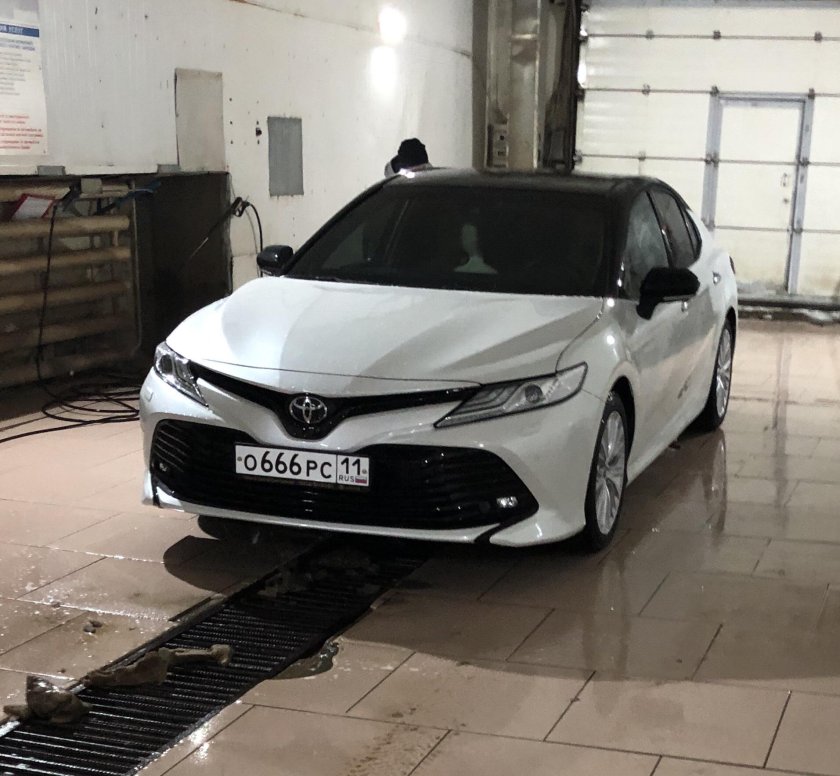 Камри 70 белая с черной крышей