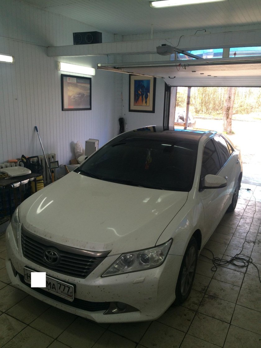 Белая Камри 50 с черной крышей
