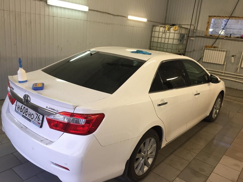 Белая Камри 50 с черной крышей