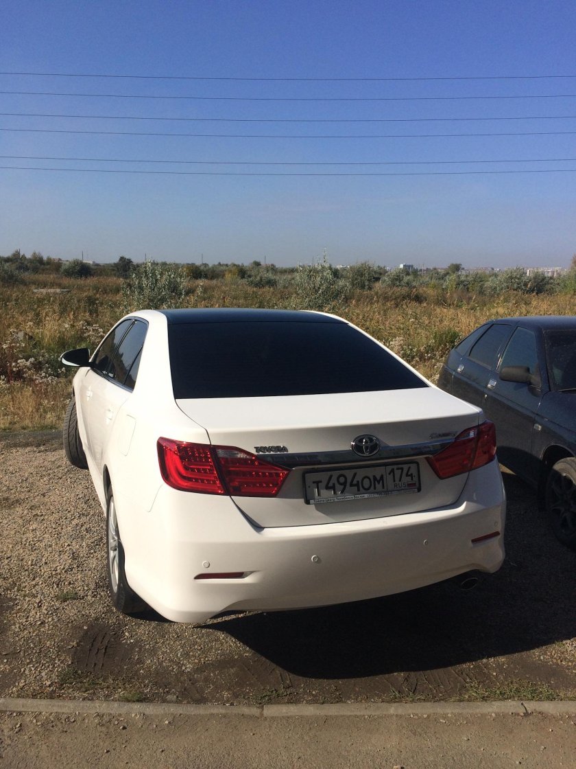 Тойота Камри 50 белый крыша черная