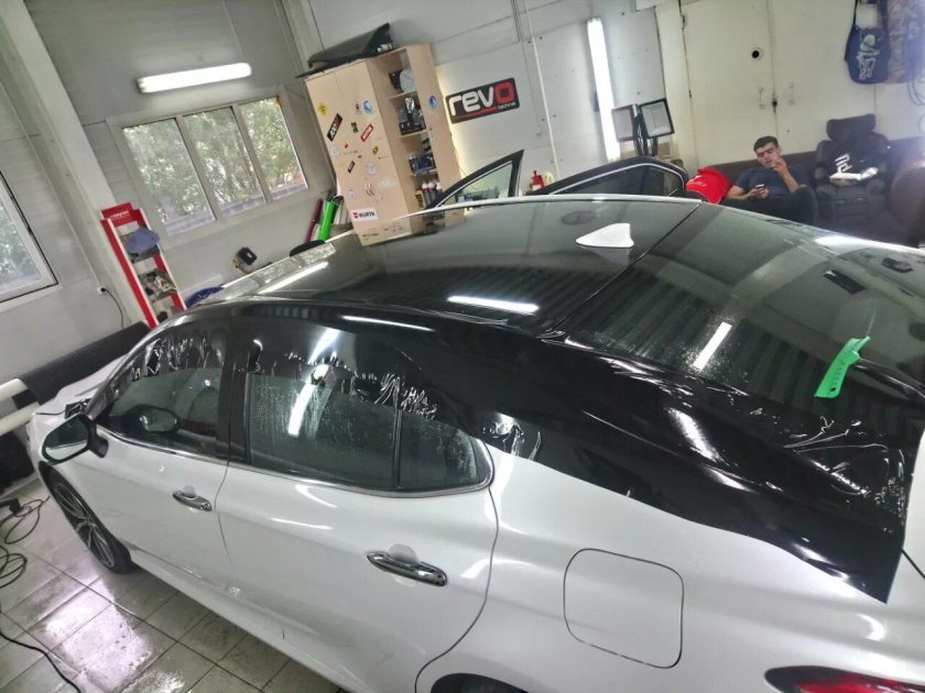 Тойота Камри 70 с черной крышей