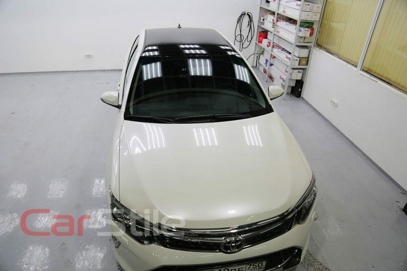 Белая Камри 55 с черной крышей