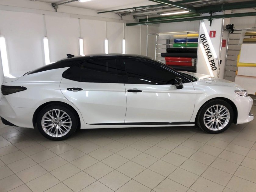 Тойота Камри 70 белая тонированная