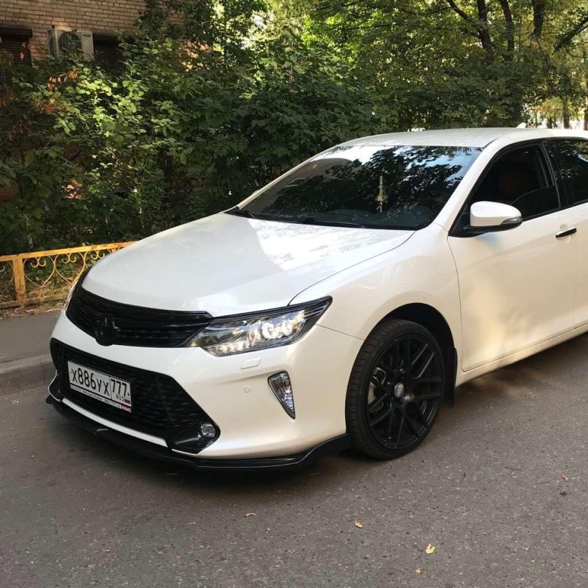 Белая Тойота Камри 55 антихром