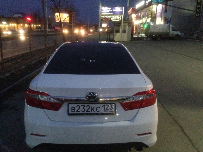 Тойота Камри 3.5 белая с черной крышей