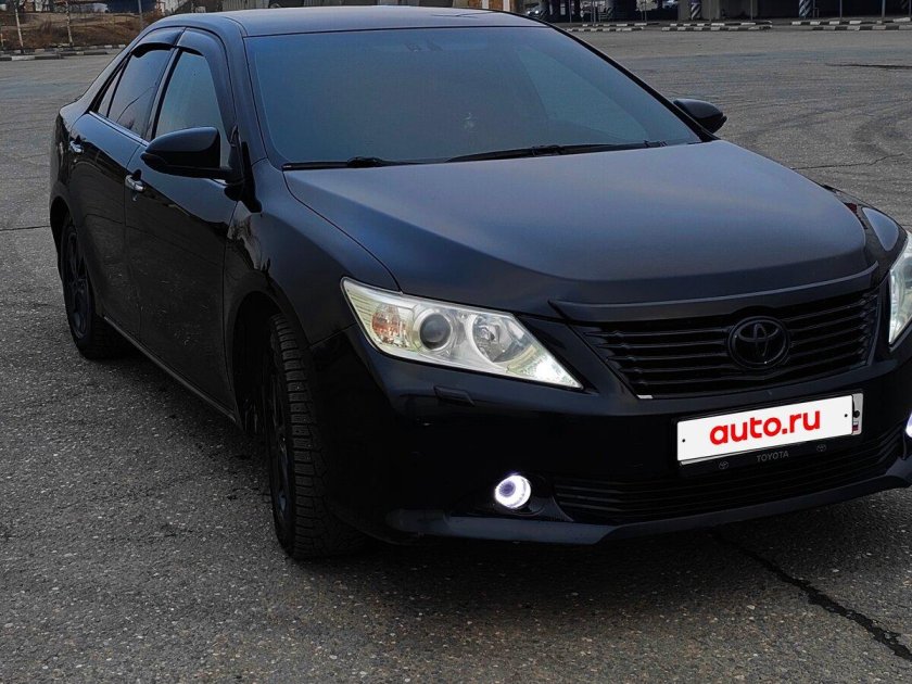 Черная тойота камри