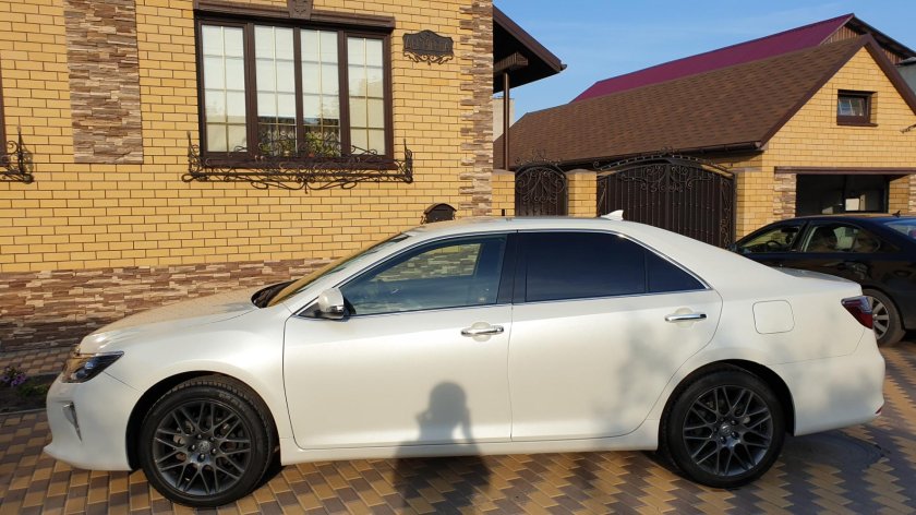 Белая Камри 50 на черных дисках