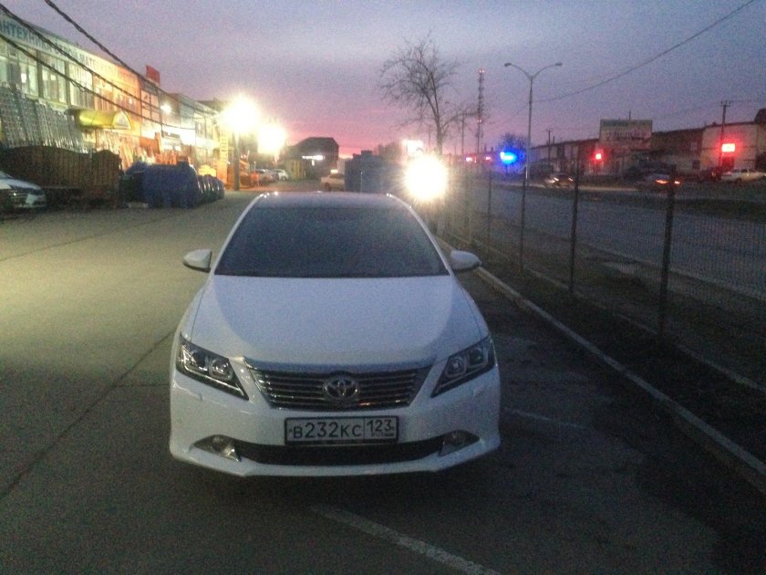 Тойота Камри 50 белый крыша черная