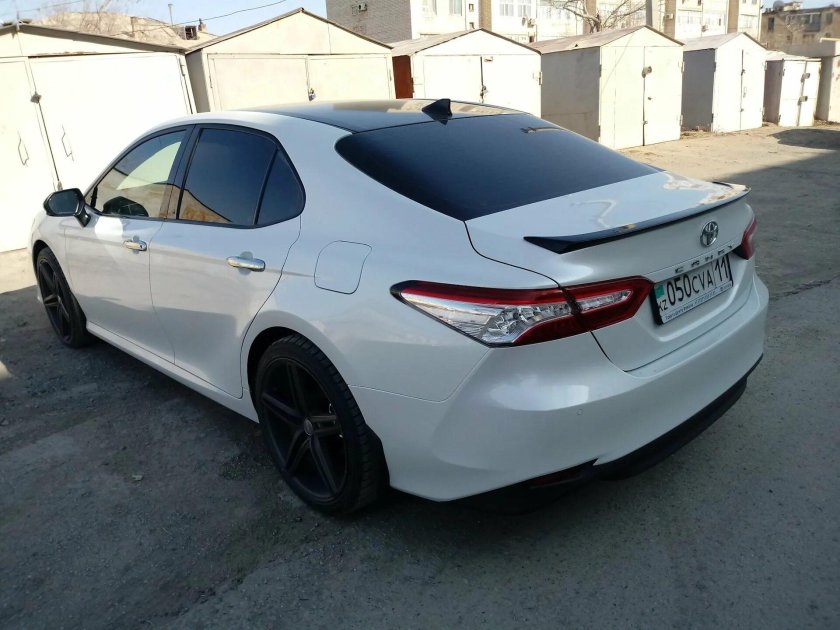 Камри 70 белая с черной крышей