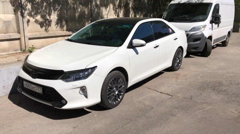 Белая Тойота Камри 55 антихром