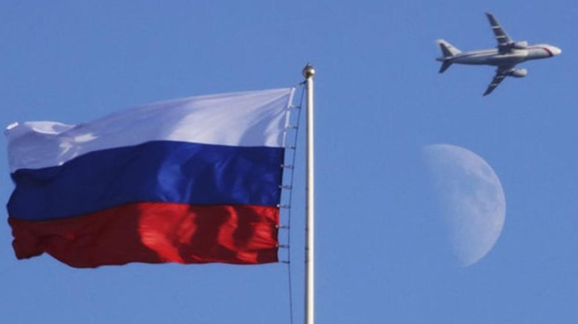 Самолет с российским флагом