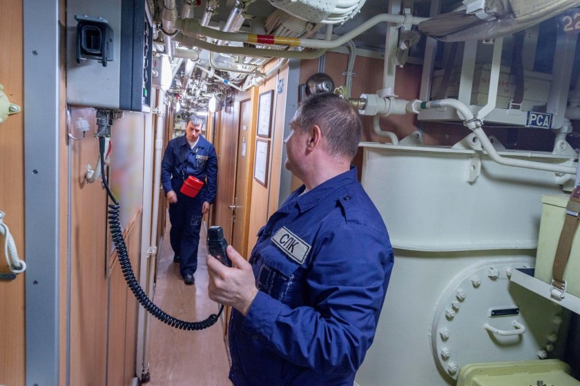 Внутри подводной лодки ясень