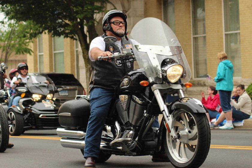 Байкер на мотоцикле