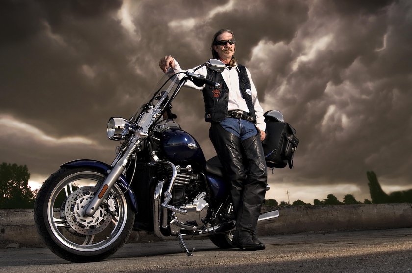 Мужская фотосессия с мотоциклом