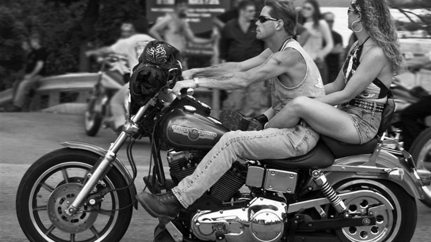 Парень и девушка мотоцикл Харлей Дэвидсон