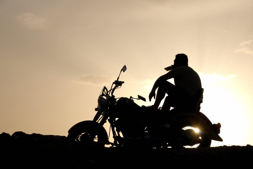 Одинокий мотоциклист