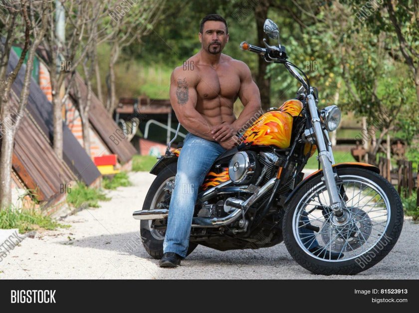 Мужчина на мотоцикле