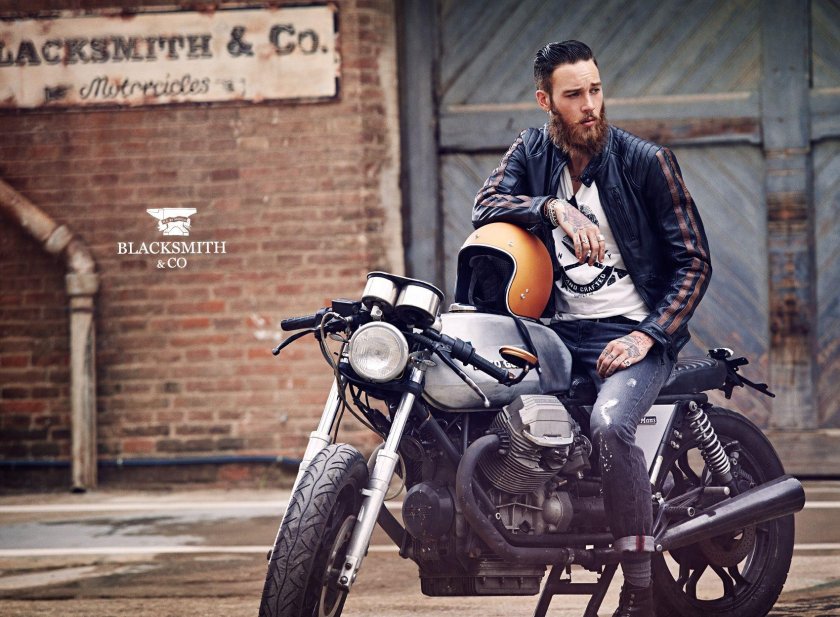 Мужчина на мотоцикле