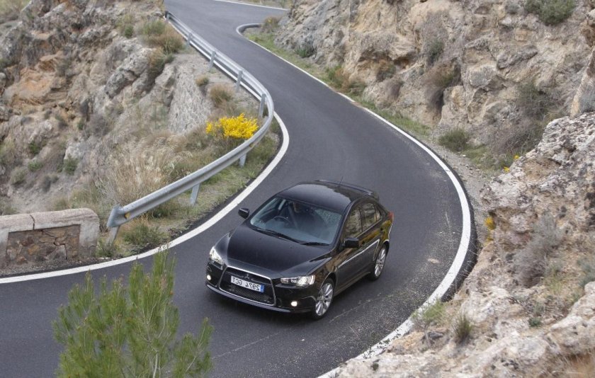 Машина на дороге