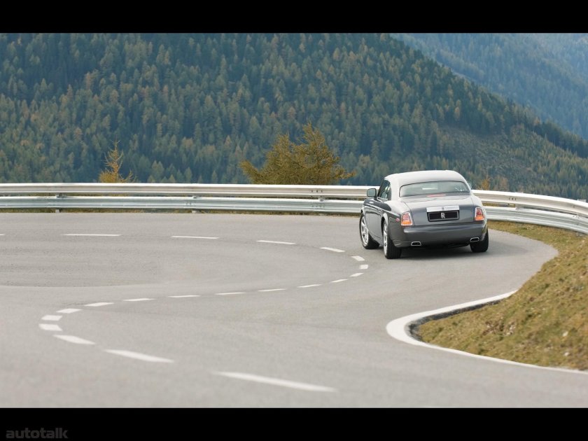 Машина на дороге